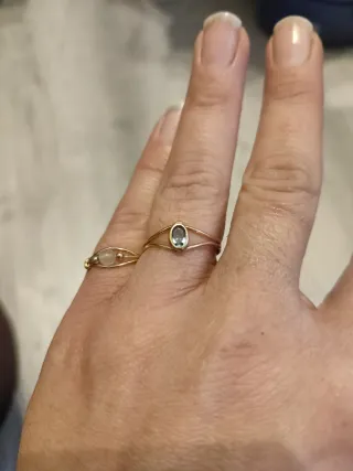 Anillos de oro bajo con piedras