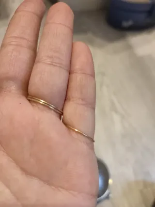 Anillos de oro bajo con piedras