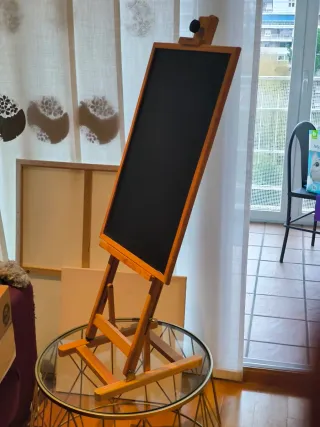 Caballete mediano para pintura con pizarra