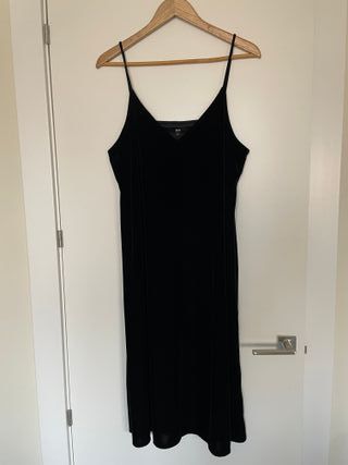 Vestido midi Uniqlo negro elástico terciopelo
