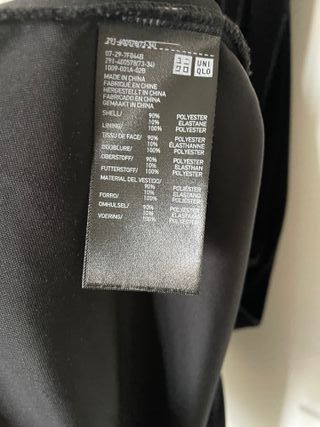 Vestido midi Uniqlo negro elástico terciopelo
