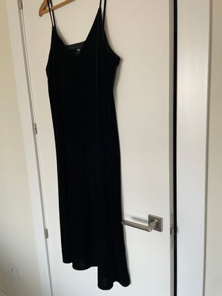 Vestido midi Uniqlo negro elástico terciopelo