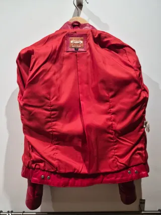 Cazadora cuero rojo Stradivarius.
