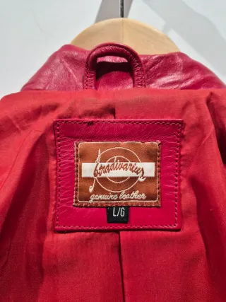 Cazadora cuero rojo Stradivarius.