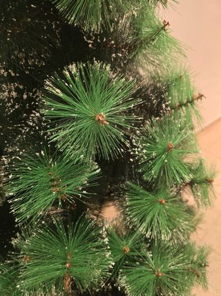 Árbol de Navidad con efecto nieve. Medida: 1,50 cm