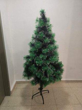 Árbol de Navidad con efecto nieve. Medida: 1,50 cm