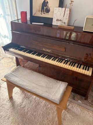 Piano de pared Petrof