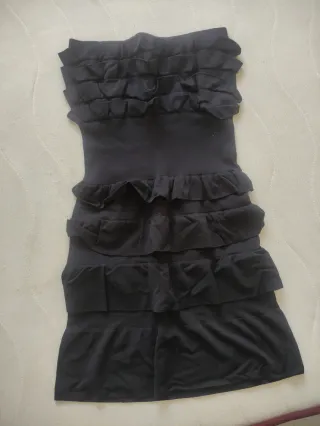 Vestido negro con volantes