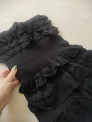 Vestido negro con volantes