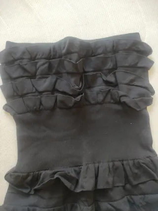 Vestido negro con volantes