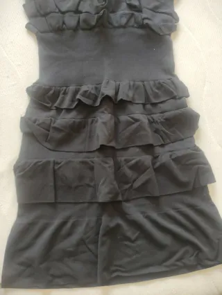 Vestido negro con volantes