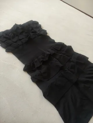 Vestido negro con volantes