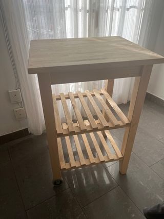 Mesa de cocina de madera con ruedas