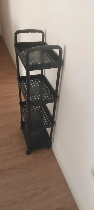 Estantería de plástico con ruedas