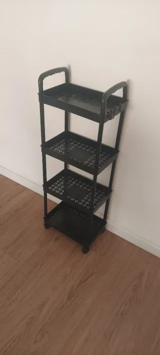 Estantería de plástico con ruedas