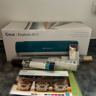 Cricut Explore Air 2 NUEVA con muchos accesorios.