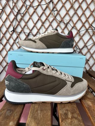 Zapatillas casual marca Hoff en burdeos y gris
