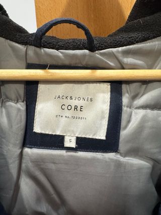 Chaqueta azul con capucha y pelo