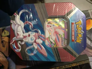 Lata Pokémon Sylveon V Héroes
