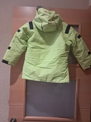 Chaqueta de nieve verde y negra