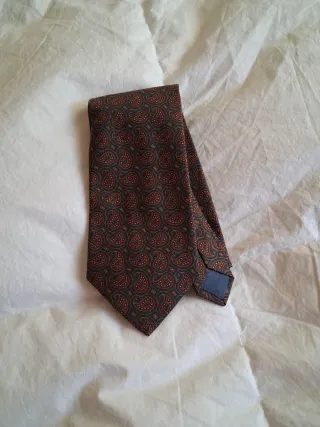 Cravatta fantasia paisley marrone e rossa