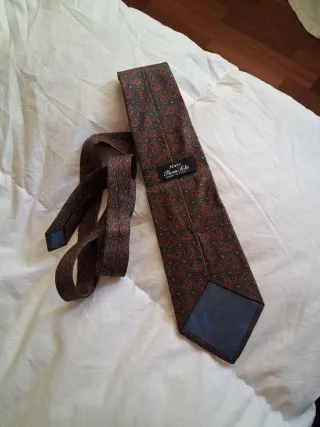 Cravatta fantasia paisley marrone e rossa