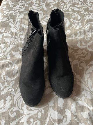 Botines negros tacón efecto piel