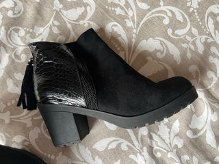 Botines negros tacón efecto piel
