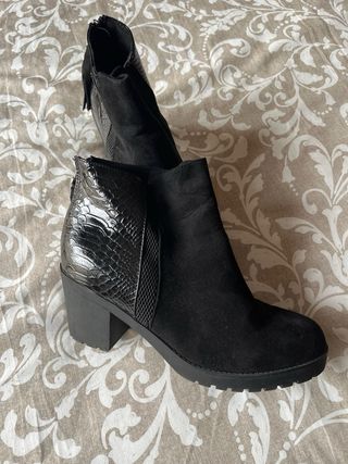 Botines negros tacón efecto piel