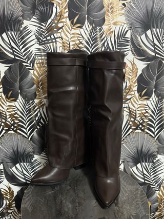 Stivali marroni con risvolto e lucchetto