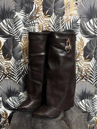 Stivali marroni con risvolto e lucchetto