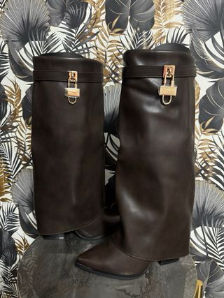 Stivali marroni con risvolto e lucchetto