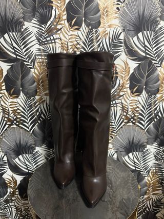 Stivali marroni con risvolto e lucchetto