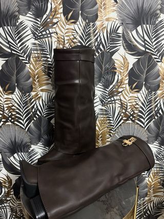 Stivali marroni con risvolto e lucchetto