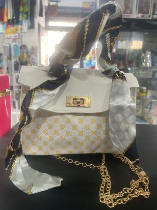 Borsetta bianca con foulard e catena oro
