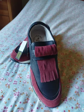 Zapatillas Avispas Talla 40 Negras y burdeos