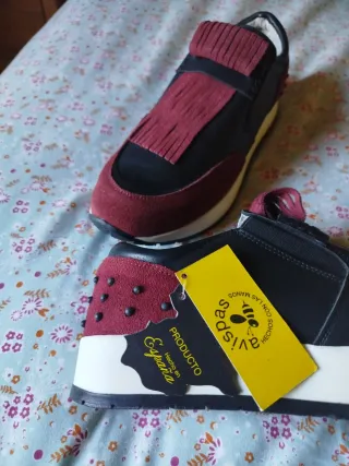 Zapatillas Avispas Talla 40 Negras y burdeos