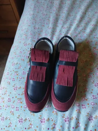 Zapatillas Avispas Talla 40 Negras y burdeos