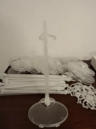 Lotto di 20 piedistalli per Barbie, Bratz, ecc.