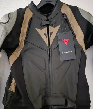 Mono Dainese AVRO 4 (Talla 48)