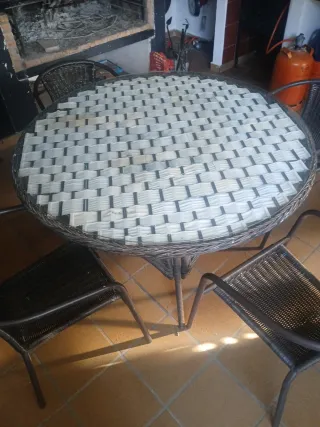 Mesa redonda y 4 sillas de mimbre