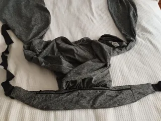 Mochila portabebés Boppy gris