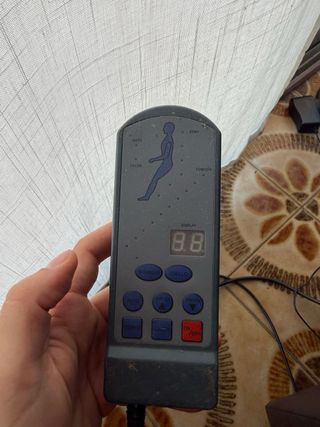 Butaca reclinable con masaje y reposapiés.