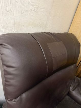 Butaca reclinable con masaje y reposapiés.