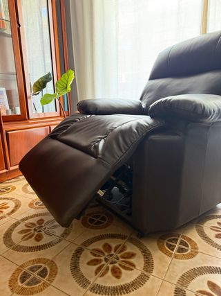Butaca reclinable con masaje y reposapiés.