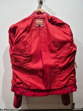Chaqueta de cuero roja