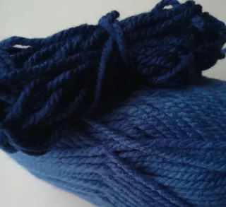 Lana azul para tejer