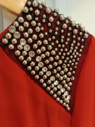 Blusa roja con apliques brillantes