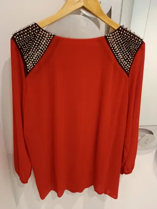Blusa roja con apliques brillantes