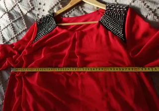 Blusa roja con apliques brillantes
